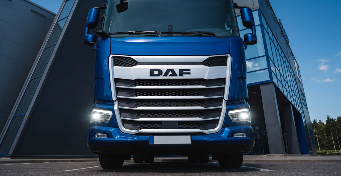 Синий грузовик DAF - вид спереди 